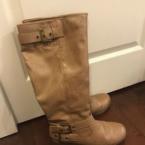 Light tan tall boots. Very comfortable. Kohl’s.